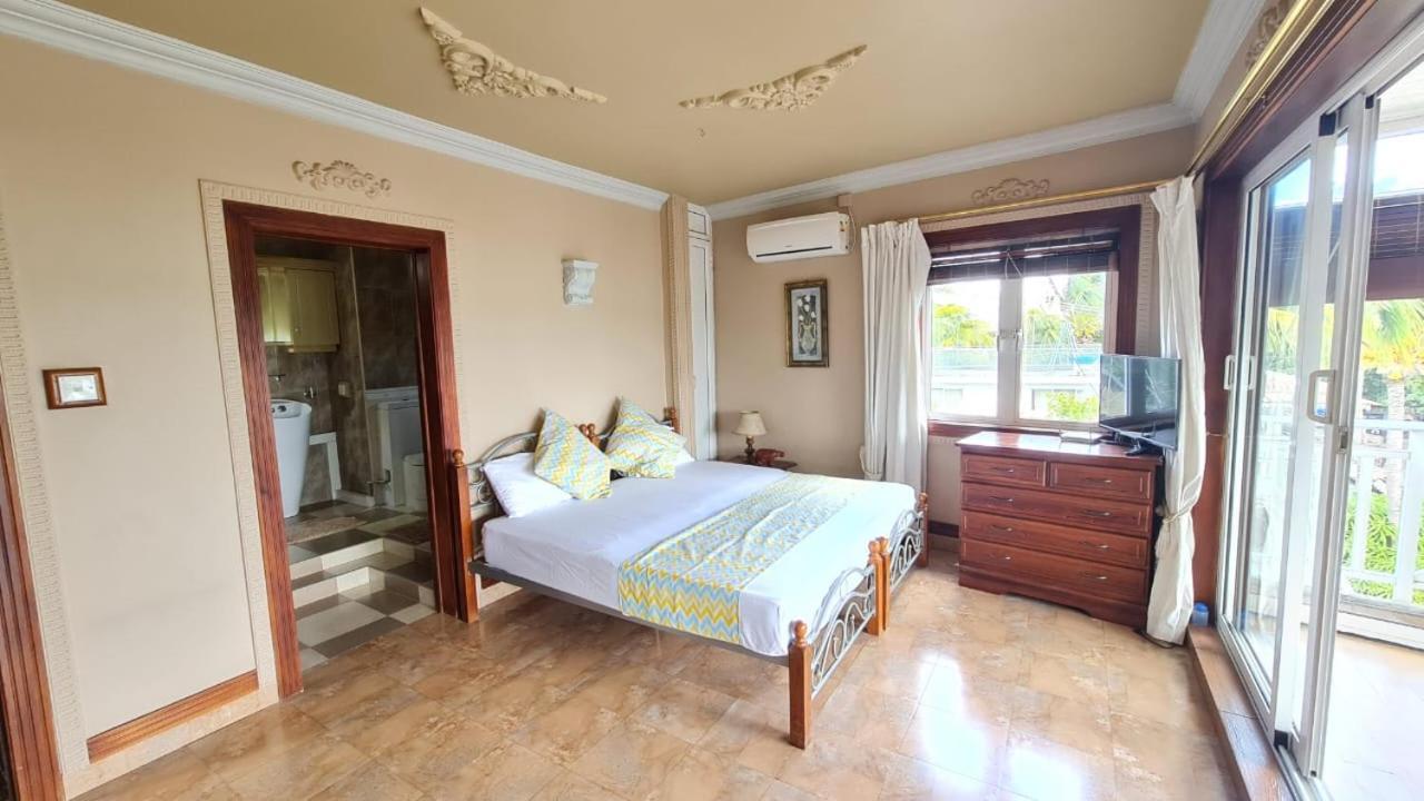 Beachfront Penthouse With Panoramic Ocean View Grand Baie Bagian luar foto